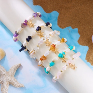 Detail von Boho-Seestern-Armbändern mit bunten Natursteinen und Muscheln