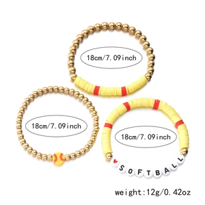 Detailweergave van de softball armbandset met kleikralen, gouden kralen en softball-icoon