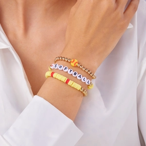Driedelige softball armbandset met gouden kralen en gele heishi polymeerklei schijven