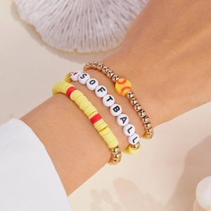 Detail van de 3-delige softball armbandenset met gele heishi- en letterkralen voor dames