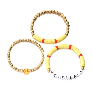 Detail van drielaagse softball-armband met gouden kralen en kleurrijke kleischijven