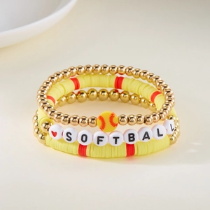 Detailopname van een 3-delige softbal armbandenset met gele heishi kralen