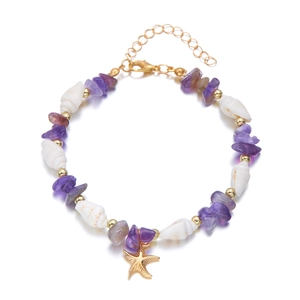 Detail eines Strandarmbands mit lila Natursteinen, Muscheln und goldenem Seestern
