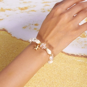 Details des Strand-Perlenarmbands mit goldenem Seestern-Anhänger und Splittersteinen