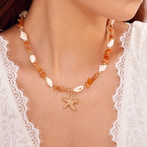 Detail der Perlenkette mit orangen Steinen, Muscheln und goldenem Seestern-Anhänger