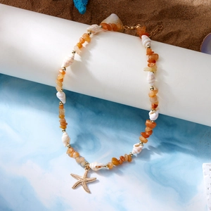 Detailansicht der Seestern-Halskette mit orangefarbenem Kies und kleinen Muscheln