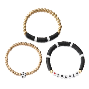 Driedelige bohemien voetbalarmbandset met zwart-witte Heishi-kralen en gouden accent