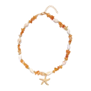 Detail einer Boho-Halskette mit orangefarbenen Steinen, Muscheln und Seestern-Anhänger