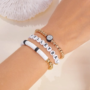 Driedelige volleybal armbandset met gouden kralen en versierde kleischijfjes