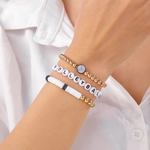 Driedelige gelaagde volleybal armbandenset met gouden kralen en kleischijfjes