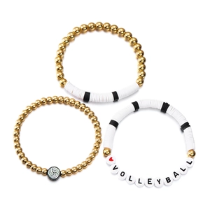 Detail van driedelige volleybal armbandset met I Love Volleyball letterkralen en klei