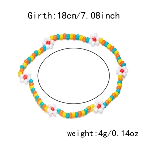 Detail van kleurrijke kralen enkelband met afmetingen 18cm lengte en 4g gewicht