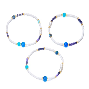 Nahaufnahme von Bohemian Evil Eye Perlenarmbändern mit bunten Seesternen und Muschel-Charms