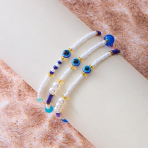 Detail von böhmischen Evil Eye Perlenarmbändern mit Seesternen auf einem Display