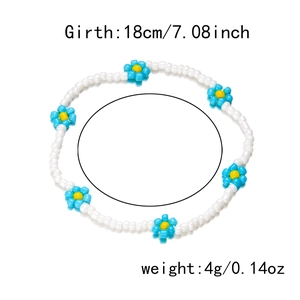 Detail van handgemaakte madeliefje kralen enkelband met afmetingen 18cm en 4g gewicht
