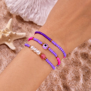 Details von böhmischen Perlenarmbändern mit bösem Blick, Perlen und Sommer-Strand-Vibe