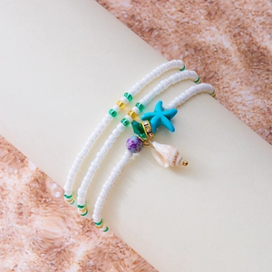 Detailansicht der dreilagigen Boho-Fußkette mit Seestern- und Muschelanhängern