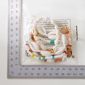 Detailansicht eines 4-teiligen Strandarmband-Sets mit Muscheln und bunten Perlen