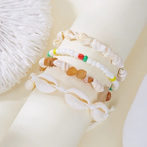 Böhmisches 4er-Set Armbänder mit Naturbelassenen Muscheln und bunten Perlen auf Ständer