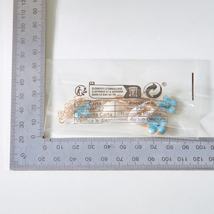 Detail eines böhmischen Gold-Fußkettchens mit blauen Blumen und Muscheln in Verpackung