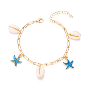 Detail eines böhmischen Gold-Fußkettchens mit weißen Muscheln und blauen Seesternen