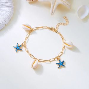 Boho-Fußkettchen in Gold mit weißen Muscheln und blauen Seestern-Anhängern