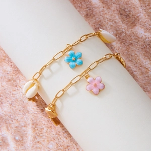 Böhmisches Gold-Fußkettchen-Set mit blauen und rosa Emaille-Blumen und Muscheln