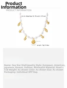 Detalle de dijes de concha y estrella de mar en un collar de perlas blancas y aleación dorada