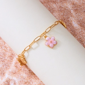 Detail einer böhmischen Goldlegierungskette mit zartem rosa Kirschblüten-Anhänger