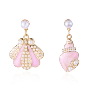 Asymmetrische goldene Ozean-Ohrringe mit rosa Muscheln, Schnecken und Perlen