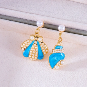 Asymmetrische Meeresohrringe aus Gold mit blauen Muscheln und Perlen im sommerlichen Stil