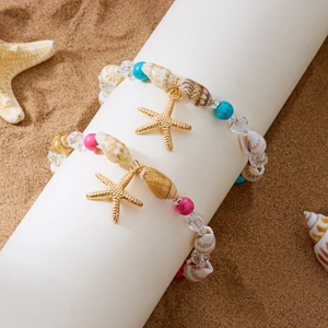 Nahaufnahme von Strandarmbändern mit Muscheln, bunten Perlen und goldenen Seesternen