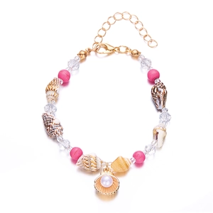 Detailansicht eines Strandarmbands mit rosa Perlen und goldenem Muschel-Anhänger