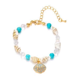 Details von Perlen-Muschelarmband mit blauem Emaille-Anhänger und goldener Verlängerungskette