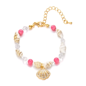 Detail eines Perlenarmband mit Muscheln, rosa Perlen und goldenem Muschel-Anhänger