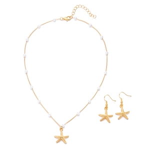 Detail von goldenem Seestern-Schmuckset mit Perlen, inklusive Kette und Ohrringe