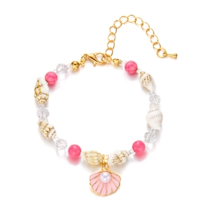 Detail eines Perlenarmbands mit rosa Emaillimuschel-Anhänger und echten Seeschnecken