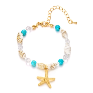 Detailaufnahme von Perlenarmband mit goldenem Seestern-Anhänger und natürlichen Muscheln