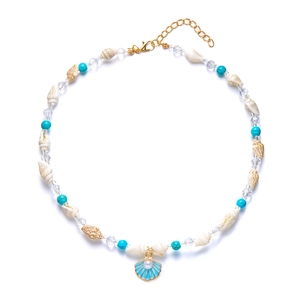 Details einer Boho-Muschelkette mit blauen Perlen und einem Perlenanhänger