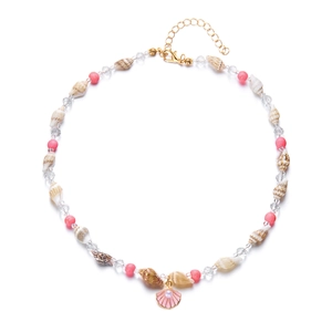 Detailansicht natürlicher beiger Muscheln und rosa Emaille-Anhänger mit einer Perle
