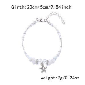 Detail van de kralenarmband met zeester, witte kralen en zeesterhanger in maat 20cm+5cm