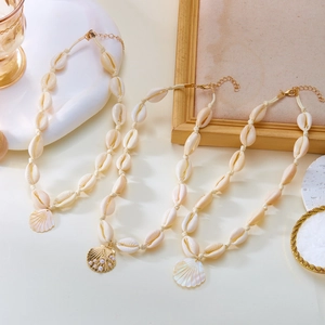 Collana boho con conchiglie di mare, ciondoli di perle e dettagli dorati eleganti