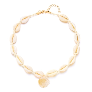 Collana bohémien in conchiglie intrecciate con pendente a ventaglio dorato