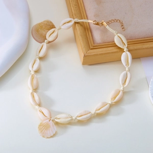 Collana intrecciata in conchiglie con pendente a ventaglio in madreperla rosa