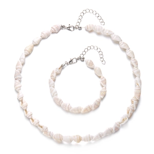 Detail des Muschelschmuck-Sets mit weißer Muschelkette und Armband mit silbernen Verschlüssen