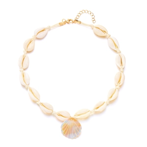 Dettaglio della collana di conchiglie intrecciata con pendente in madreperla e chiusura a moschettone