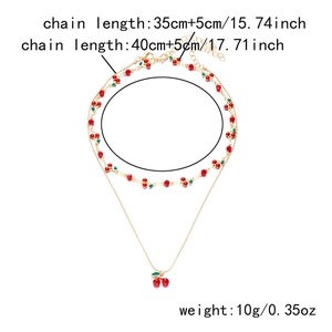Detail der zweilagigen Kirsch-Choker und Goldkette mit 35cm-40cm Längenangaben