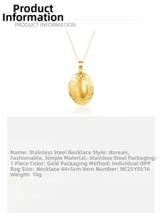 Détail du collier médaillon ovale doré en acier inoxydable avec motifs floraux gaufrés