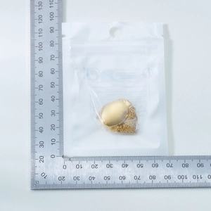Mesure de la taille du collier médaillon ovale doré dans un emballage de 80x110mm