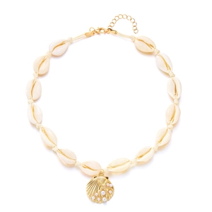 Dettaglio della collana di conchiglie con ciondolo a ventaglio dorato e perle intarsiate